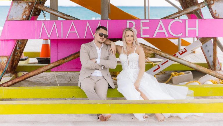magyar pár Miami Beach-en a tengerparton pózolnak az esküvőjük után boldogan a legjobb tengerparti esküvő helyszínen